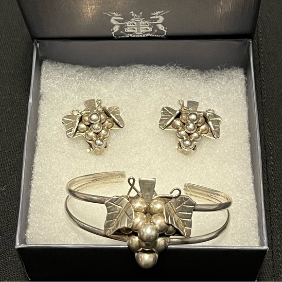 Taxco Sterling grape cluster wrist cuff and clip on earrings. - Picture 1 of 3